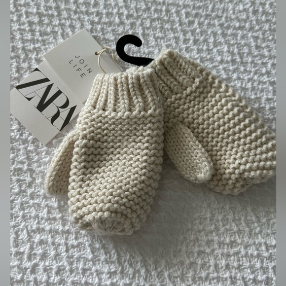 Zara new mittens size 3-5 yrs - Picture 1 of 3